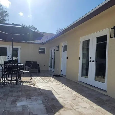 Alluring Luxury Oasis, Modern Comfort & Relaxation Wellington Exterior photo