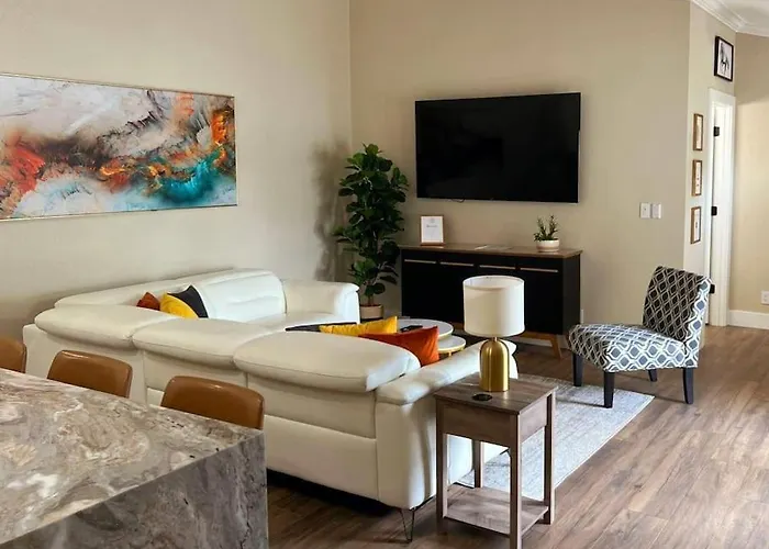 Alluring Luxury Oasis, Modern Comfort & Relaxation