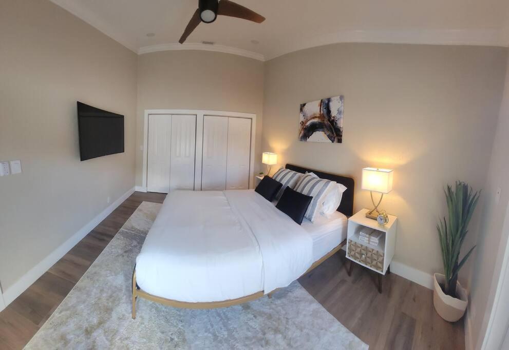Alluring Luxury Oasis, Modern Comfort & Relaxation * Wellington