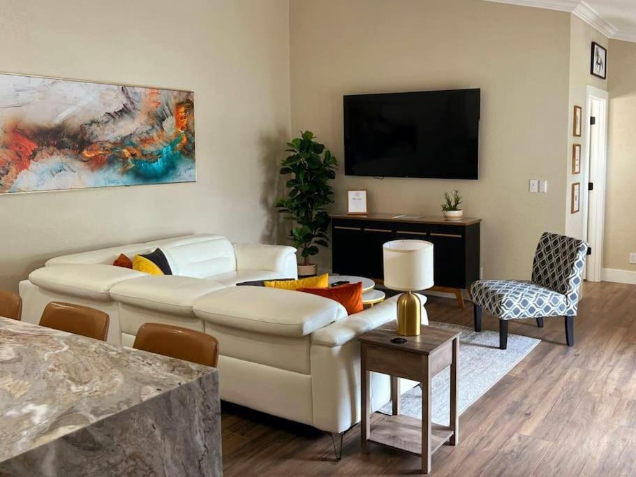 Alluring Luxury Oasis, Modern Comfort & Relaxation Villa Wellington