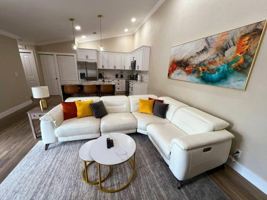 Alluring Luxury Oasis, Modern Comfort & Relaxation Villa *