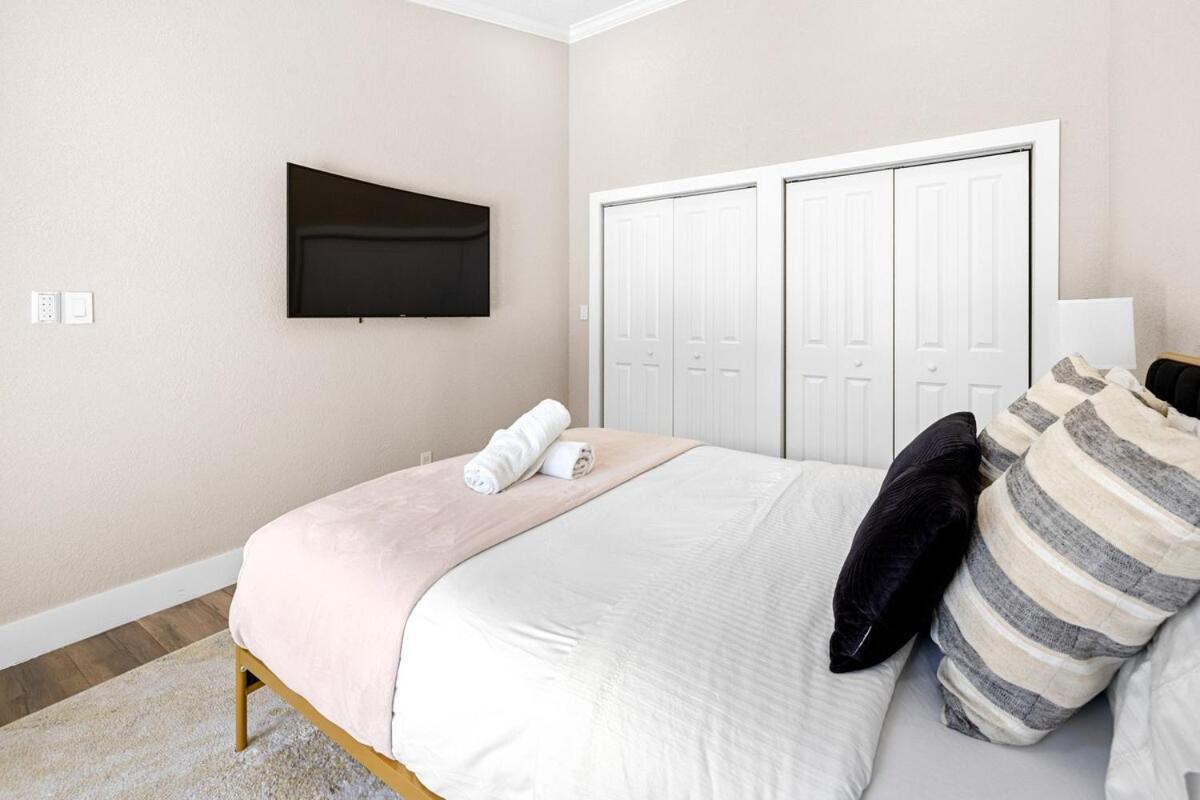 Alluring Luxury Oasis, Modern Comfort & Relaxation Villa Wellington